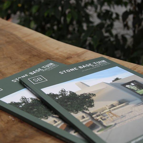Sfeerbeeld van Stone base magazines op houten bankje